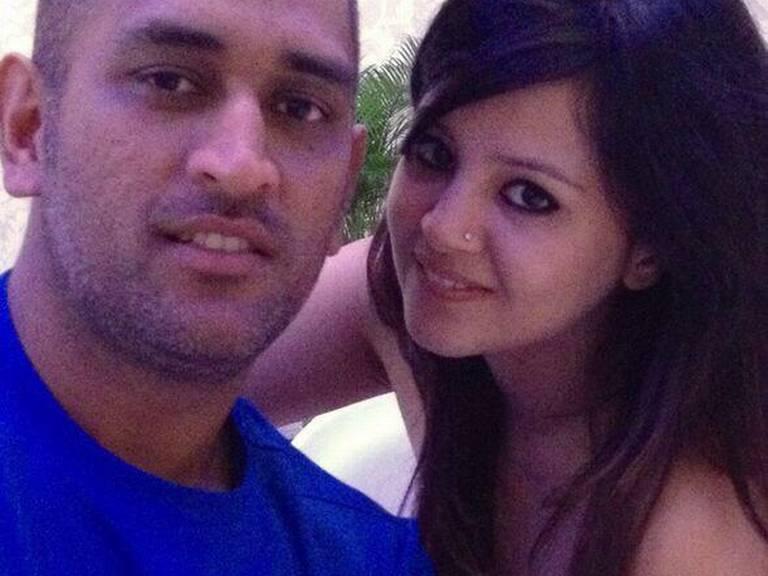 MS Dhoni and his wife Sakshi Dhoni (Photo: ABP live)