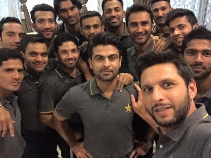 Shahid Afridi clicks a selfie with his team mates