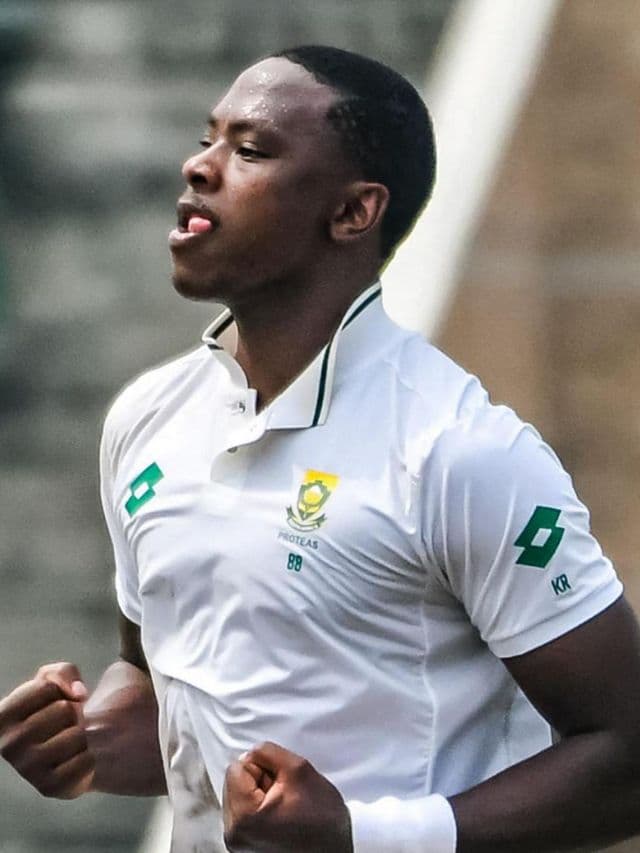 5 Test bowlers with best strike rate (Min 300 wickets)