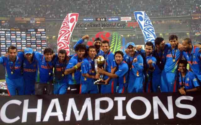 India 2011 World Cup winning team with trophy