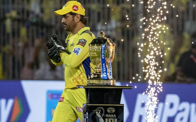 MS Dhoni With IPL Trophy.