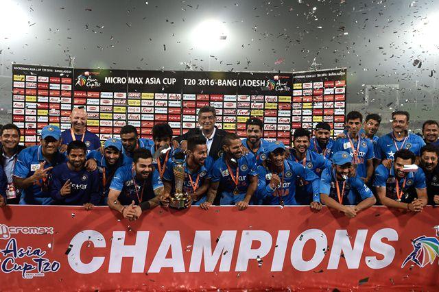 Indian cricketers pose for a photo after winning the match during the Asia Cup T20 cricket tournament final match between Bangladesh and India at the Sher-e-Bangla National Cricket Stadium in Dhaka on March 6, 2016. / AFP / MUNIR UZ ZAMAN (Photo credit should read MUNIR UZ ZAMAN/AFP/Getty Images)