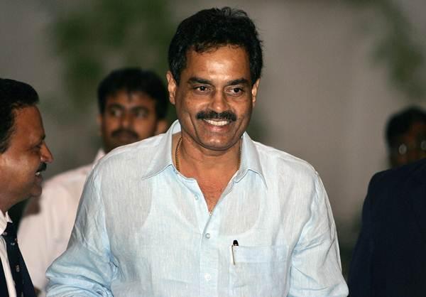 Indian cricket chief selector Dilip Vengsarkar arrives to attend a Board of Control for Cricket in India (BCCI) selection meeting in Bangalore, 05 December 2007.