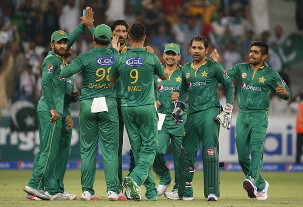 Pakistan's players celebrate taking a wicket during the T20I match between Pakistan and West Indies at the Dubai International Cricket Stadium on September 24, 2016. / AFP / KARIM SAHIB (Photo credit should read KARIM SAHIB/AFP/Getty Images)