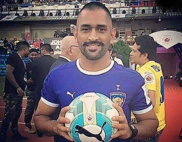 MS Dhoni during ISL opening ceremony (Photo Source: Twitter)