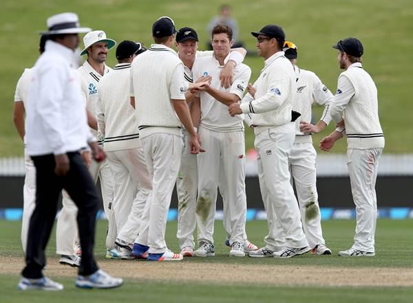 HAMILTON, NEW ZEALAND - NOVEMBER 29: Mitchell Satner of New Zealand (C) is congratulated on taking the wicket of Azhar Ali of Pakistan during day five of the Second Test match between New Zealand and Pakistan at Seddon Park on November 29, 2016 in Hamilton, New Zealand.  (Photo by Dave Rowland/Getty Images)