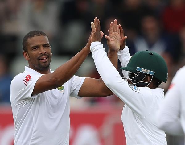 HOBART, AUSTRALIA - NOVEMBER 12:  Vernon Philander of South Africa celebrates after taking the wicket of Usman Khawaja of Australia during day one of the Second Test match between Australia and South Africa at Blundstone Arena on November 12, 2016 in Hobart, Australia.  (Photo by Robert Cianflone/Getty Images)