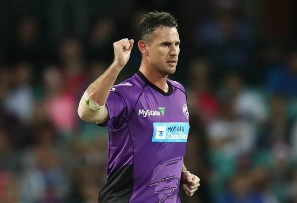 Shaun Tait of the Hurricanes celebrates dismissing Sean Abbott of the Sixers. (Photo by Cameron Spencer/Getty Images)