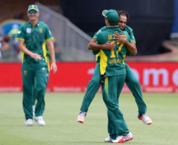 AB de Villiers lifts teammate Imran Tahir