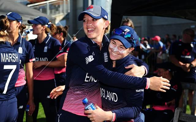 Sarah Taylor and Tammy Beaumont of England
