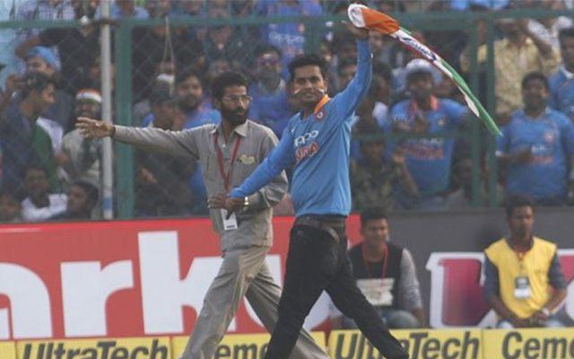 A Virat Kohli's fan entered the ground to congratulate him