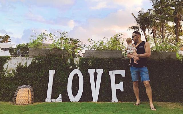 Faf du Plessis holidaying with his kid