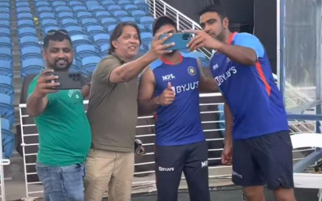 Dinesh Karthik and ravi Ahswin posing a selfie with a fan